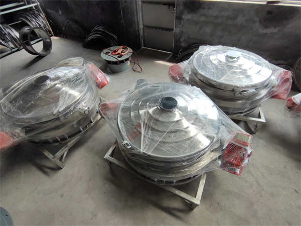 4臺(tái)1200不銹鋼直排篩發(fā)貨， 加裝超聲波系統(tǒng)，篩分精度高，產(chǎn)量大， 能耗低，全封閉，無粉塵，特制電機(jī)。