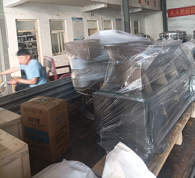 塑料旋振篩、電磁給料機(jī)發(fā)貨
